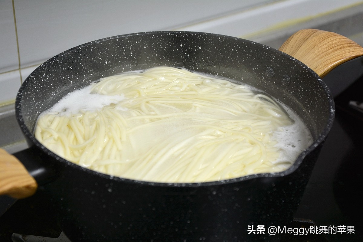 上海老式酥炸大排面,早餐来碗热气腾腾的大排面