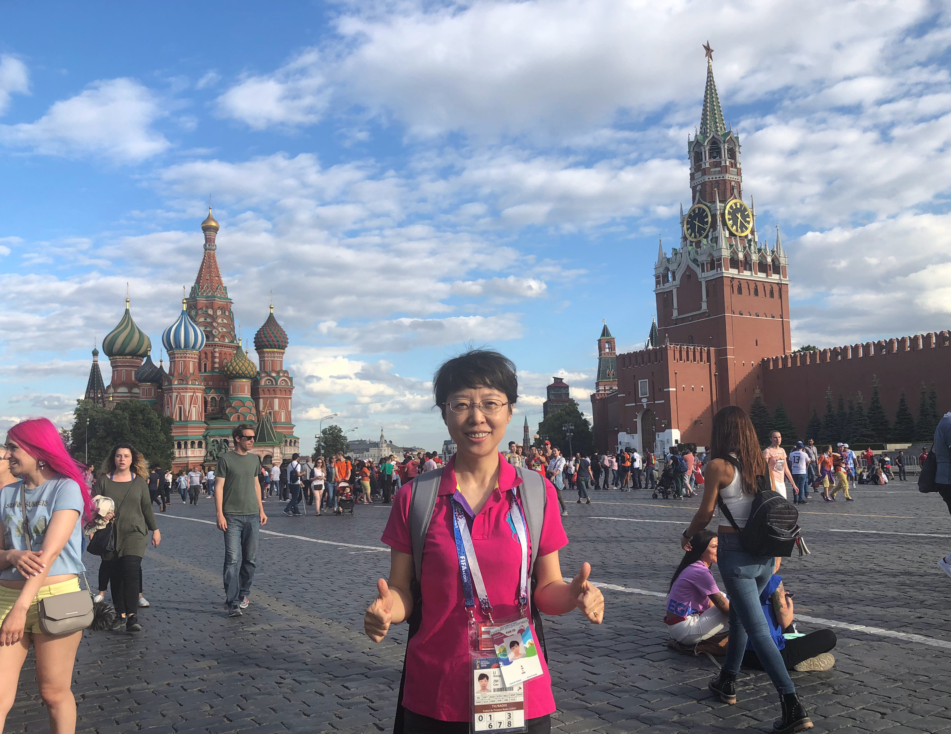 她曾是中国第一足球记者,与米卢关系密切,今再贴米卢合影少人看