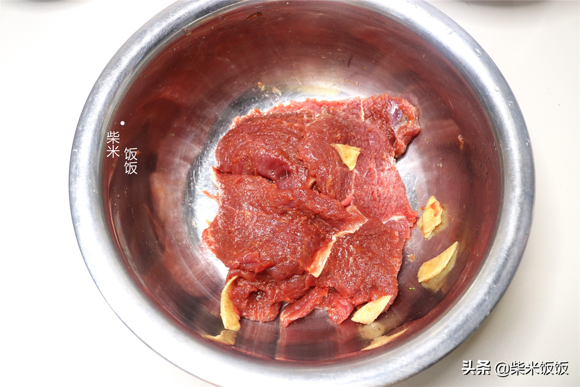 自己做牛排需要买哪个部位的牛肉,新鲜牛肉做牛排怎么腌制好吃又嫩