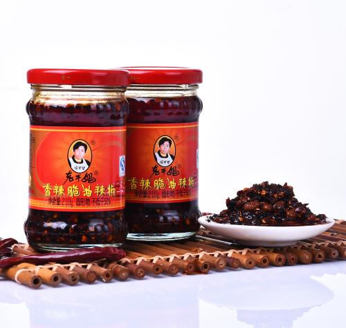 漂亮女生老干妈卫衣,老干妈彩妆联名卫衣