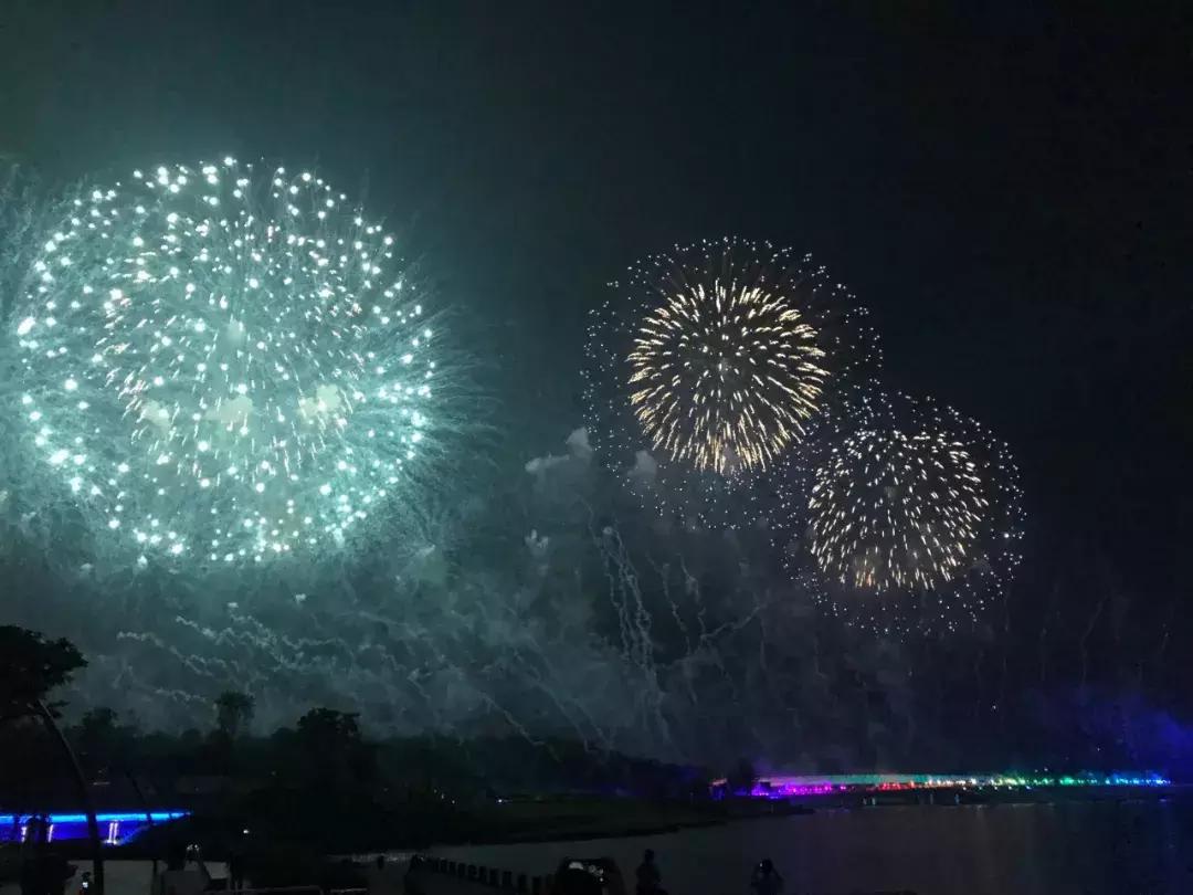 深圳湾焰火跨年,深圳湾1号烟花焰火表演