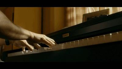 装瞎误闯凶案现场，憋尿看完怒打五星