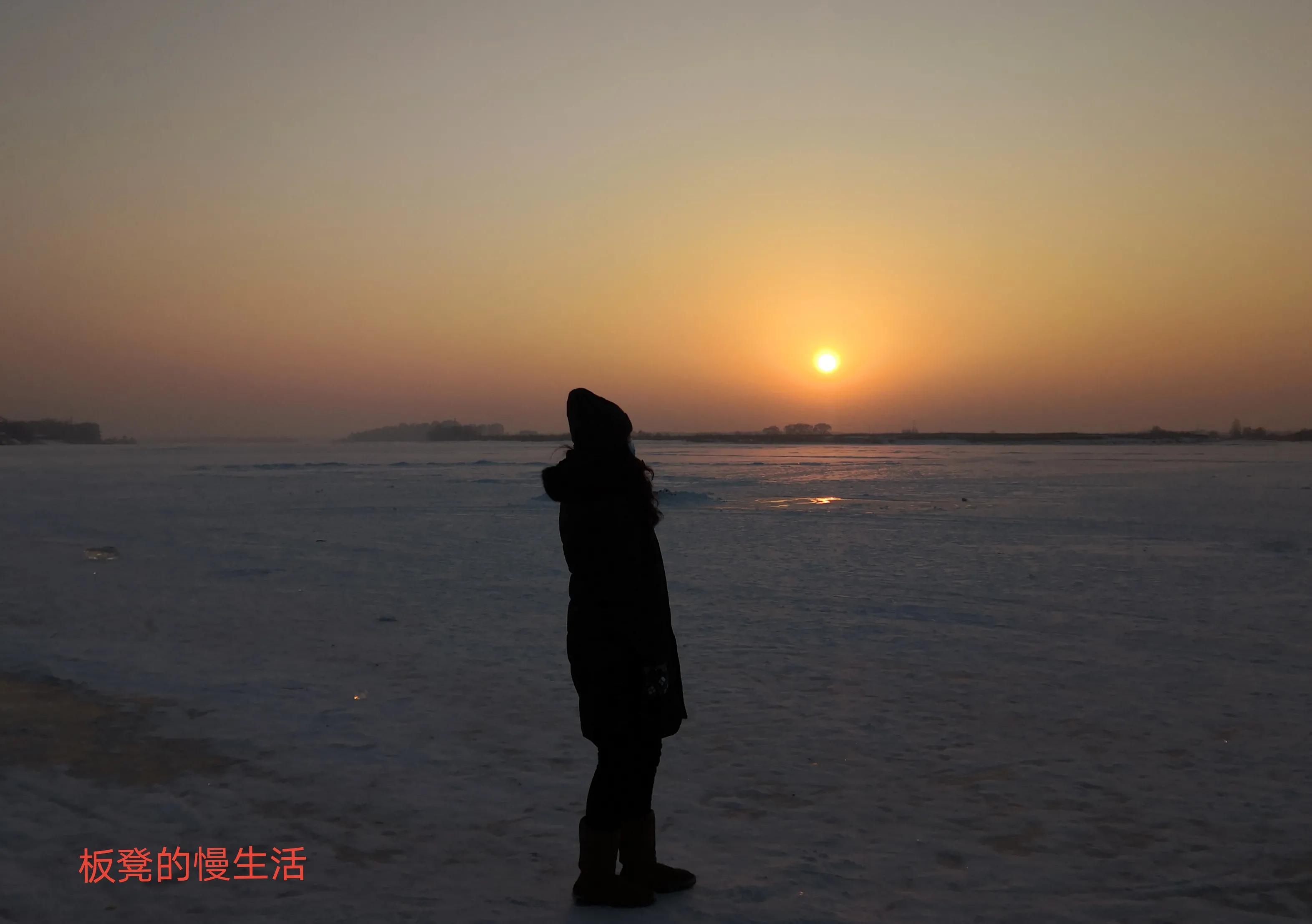 冬日探访住在嫩江边的“老神仙”，邂逅并沉醉于冰上绝美落日