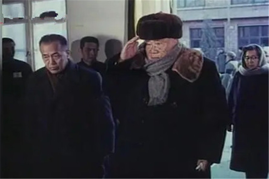 1976年周总理不幸逝世，毛主席流泪仰天长叹：恩来，你还是走了啊