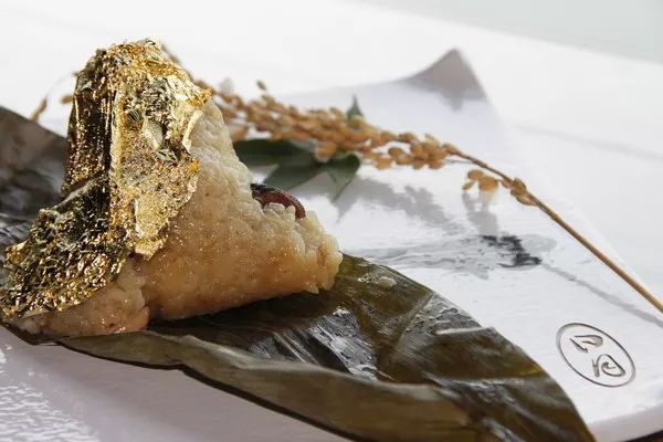 餐桌上饭菜的味道,餐桌上的金属