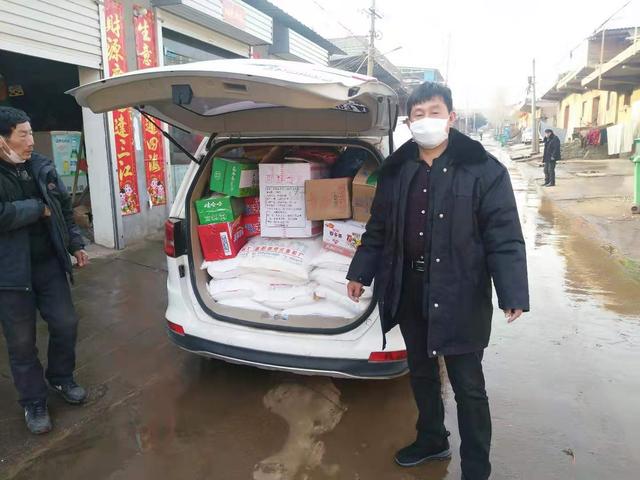 宜阳白杨书记带领群众买东西,宜阳白杨疫情物资捐赠
