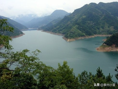 溪流纵横山河终向海,沟壑纵横自然景观