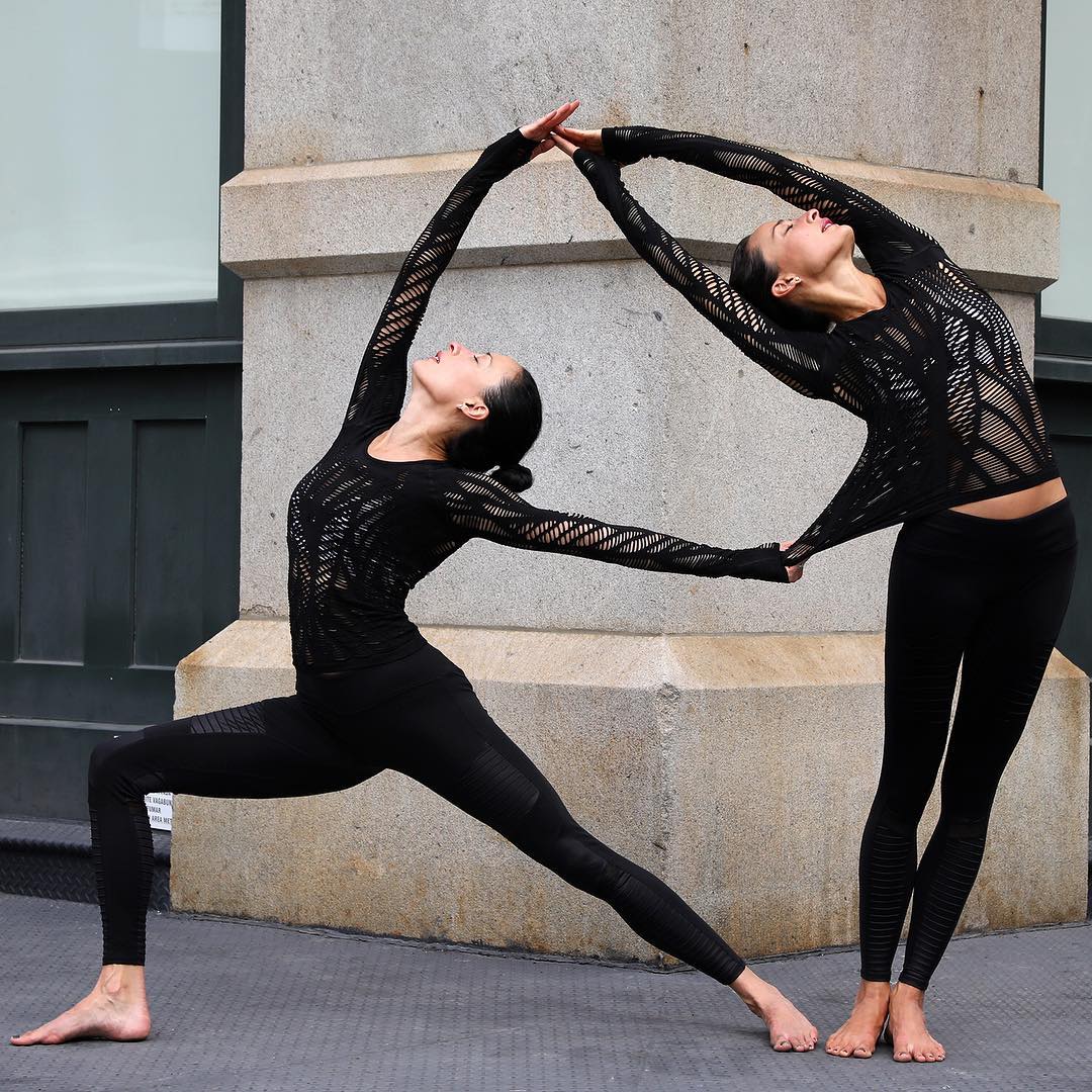 闺蜜间的乐趣，专属的黑色瑜伽服，有你一起穿才最美