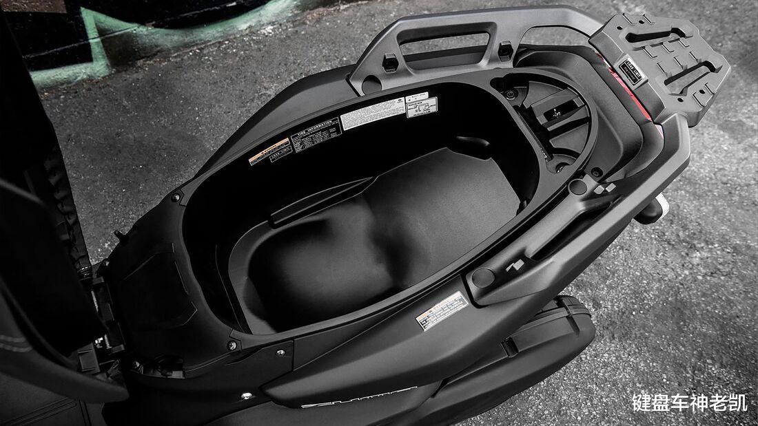 雅马哈zuma试驾视频,全新跨界冒险踏板zuma祖玛