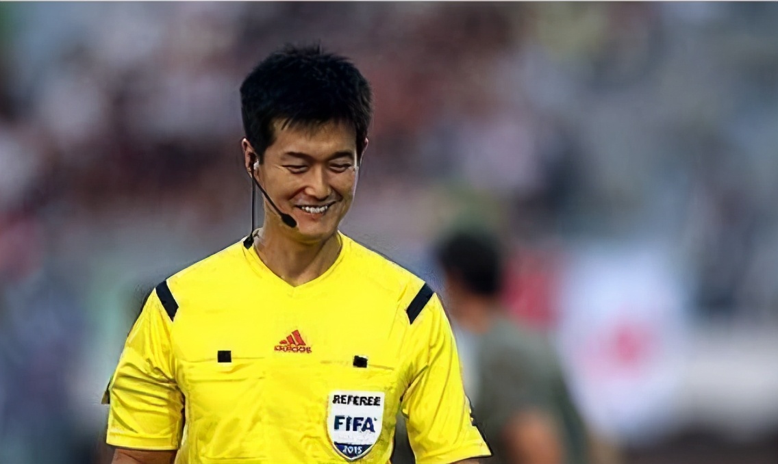 洋哨不靠谱！超业余跑位+被盲哨附体，韩籍裁判被青穗外援怒吼