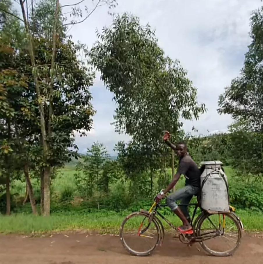 喀麦隆玩命出租车，一辆车坐17人，中国自行车也在非洲遍地开花