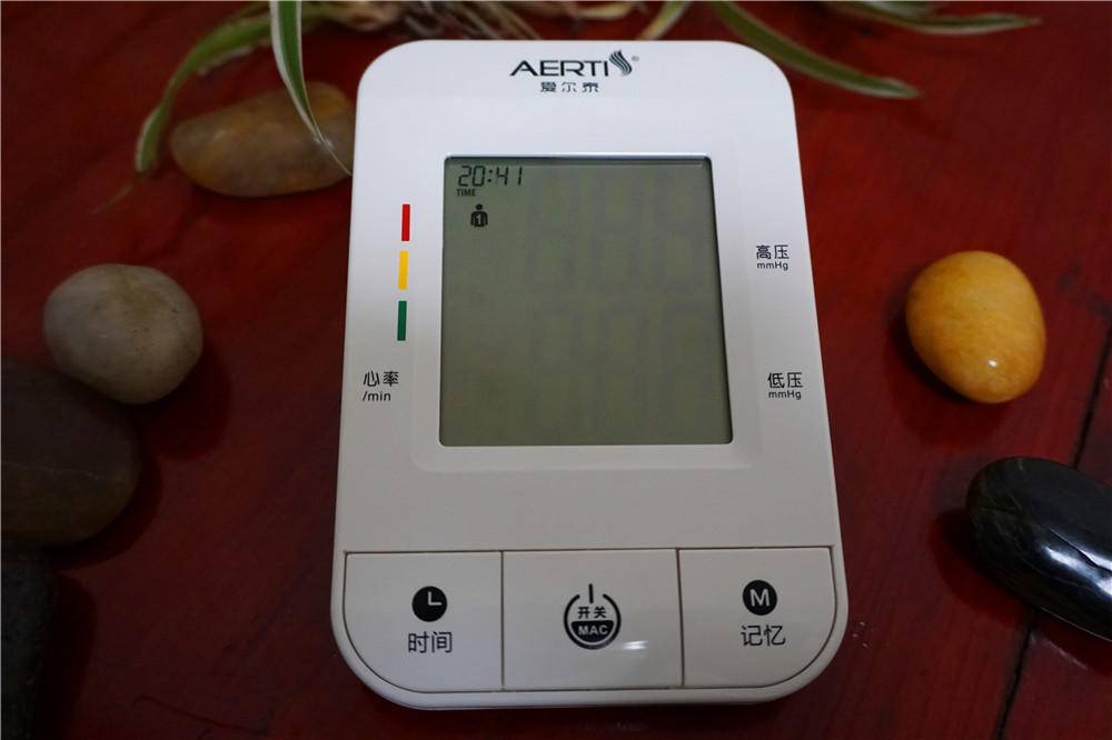 爱尔泰血氧饱和度仪,aicare电子臂式血压计