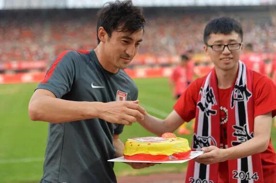 马尔蒂尼妻子独生女,足球队长结婚