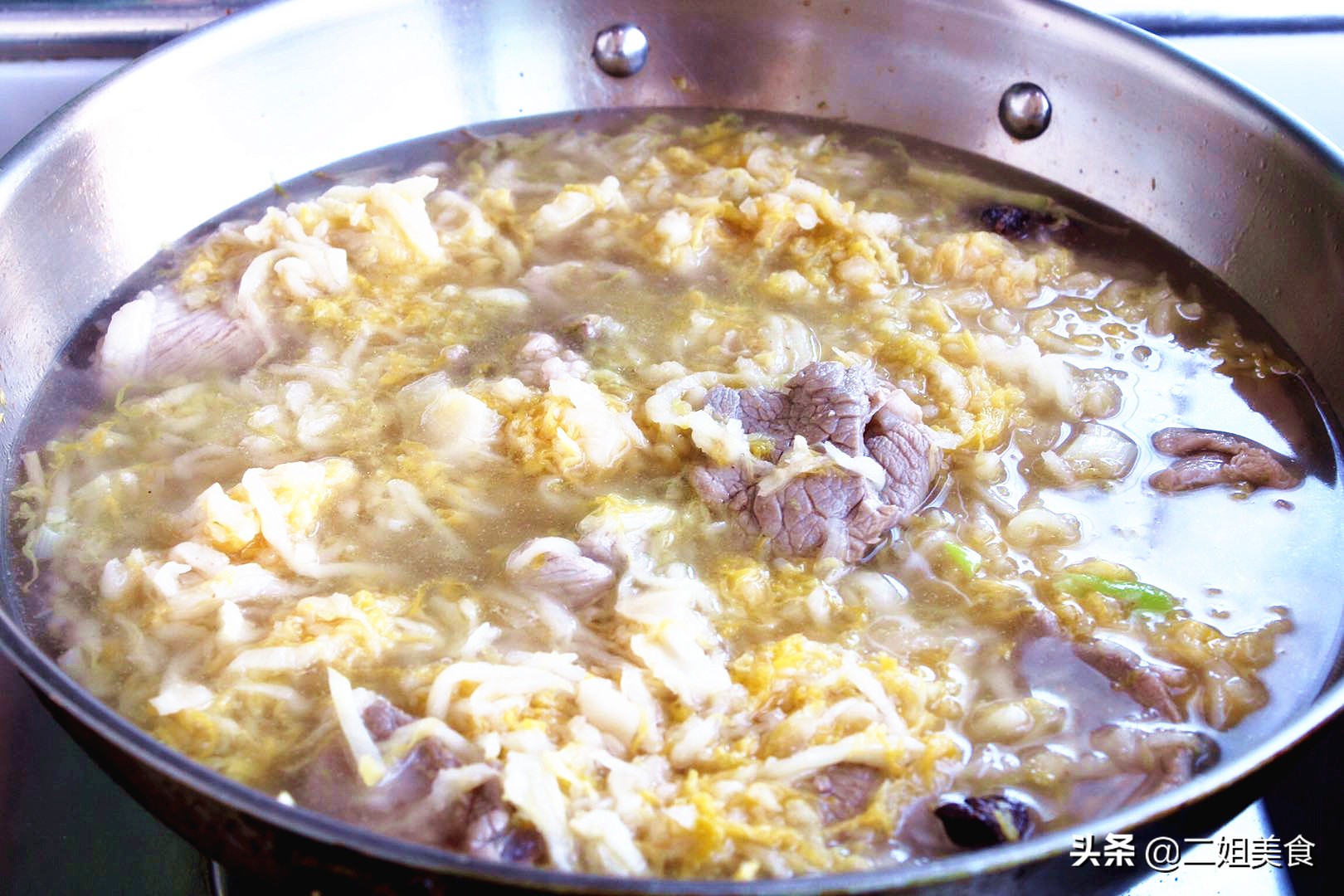 炖酸菜用不用先炒一下,炖酸菜要不要盖盖子