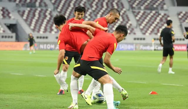 心灰意冷？国足开局不佳，高拉特是最后的救星？名记给出答案