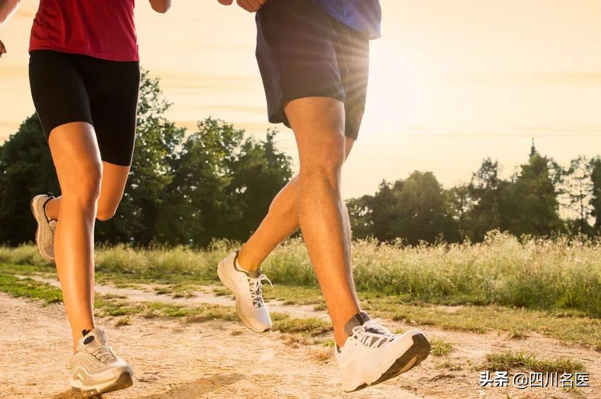 男子把脚崴了第二天又发现肿了,男子崴脚后没做这件小事