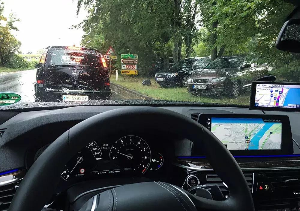 公共停车位被电动车霸占违不违法,电动车占用公共停车位的行为