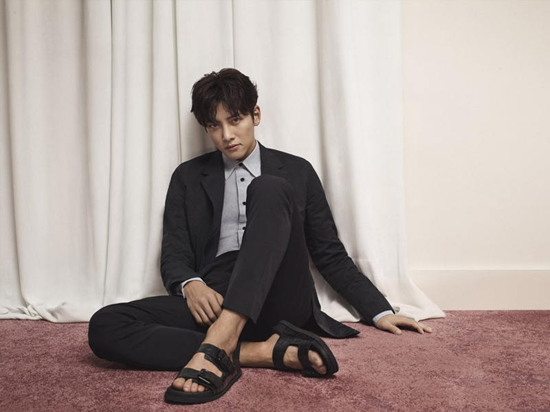 池昌旭黑色冲锋衣,池昌旭纯黑西装