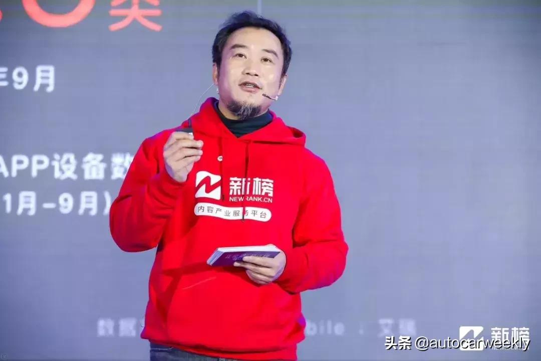 卫衣紧身怎么穿,卫衣装法