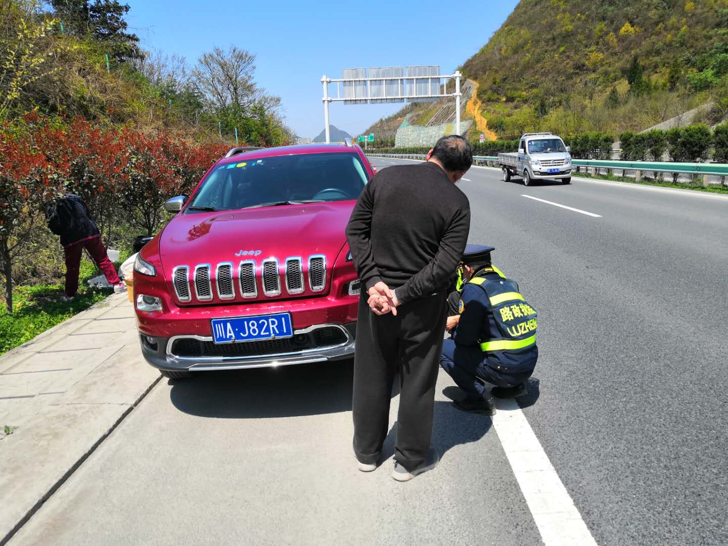 成都司机在贵州高速上送钱不成，要了微信后发来这个…