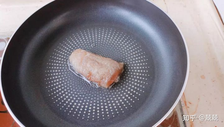 清除苏泊尔平底锅锅底发黑妙招,苏泊尔平底不粘锅煎锅需要开锅吗