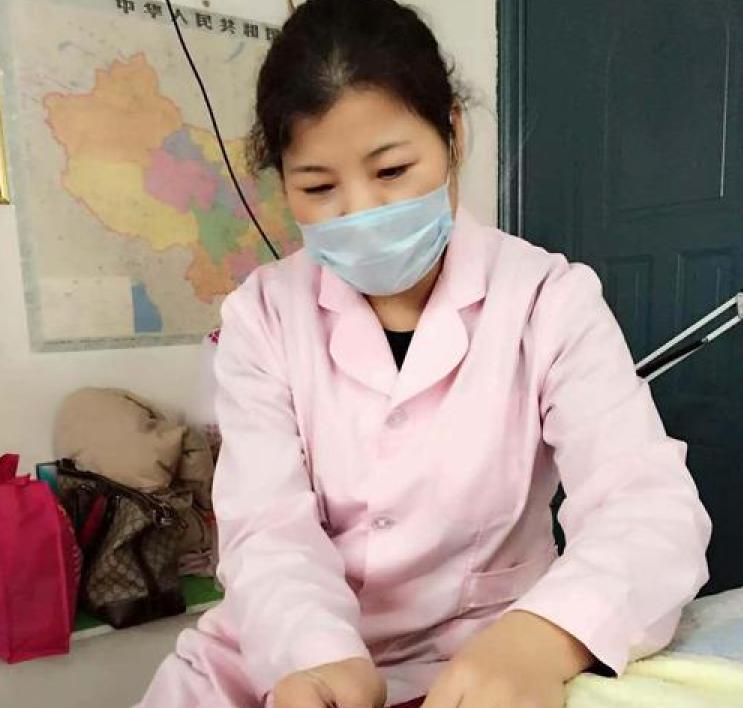 产后胀奶有硬块会疼如何疏通乳管,产后乳胀