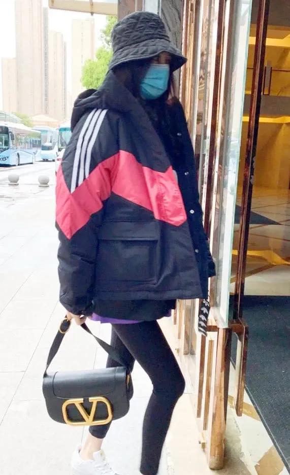 防疫造型大赛第二弹，杨幂热巴刘雯...戴口罩也挡不住的时髦感