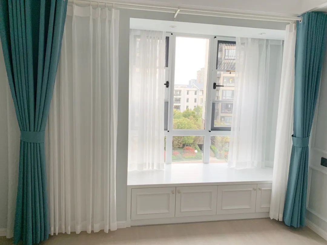 不顾后果砸掉飘窗,锤子砸下去瞬间,她们就后悔了