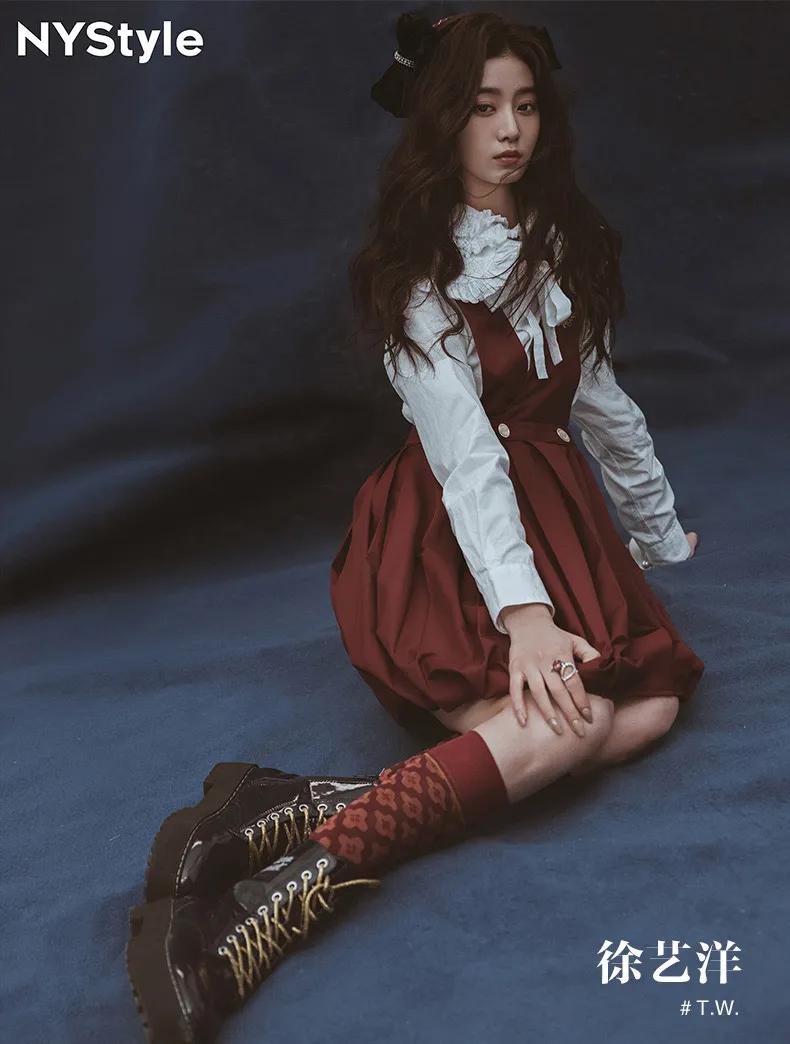 超减龄穿搭法则被杨超越狠狠拿捏,杨超越水手服穿搭