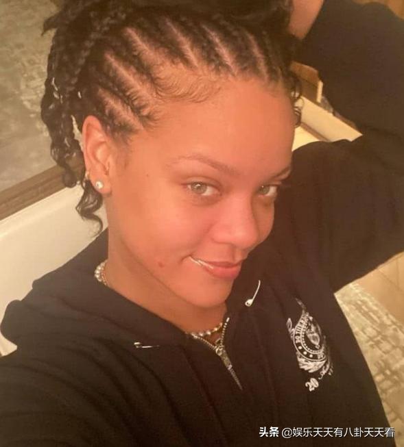 兼职歌手的美妆博主蕾哈娜女士终于出新歌了，等太久啦