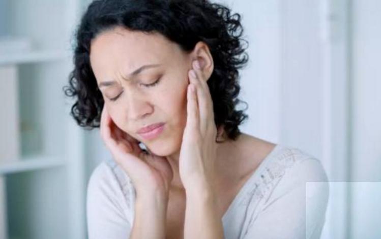 可怕，睡得正香蟑螂入耳！天暖蚊虫活跃，医生教你应急二招