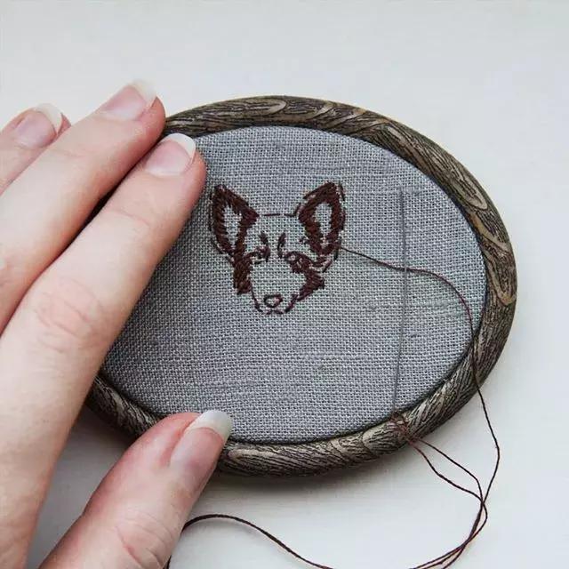 当一个程序员迷上了刺绣，就算手骨折了也无法阻止她……