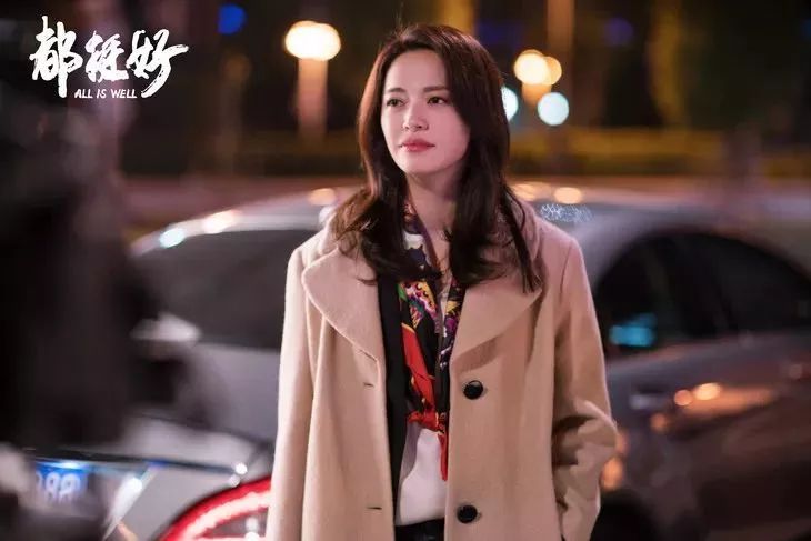 短丝巾搭配衬衫及职业装系法大全,女士黑色衬衣职业装配什么丝巾