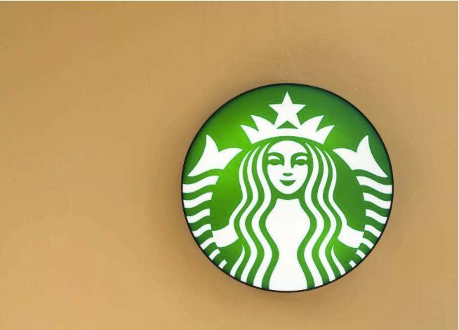 星巴克的“中年战事”：业绩疲软，提价续命？