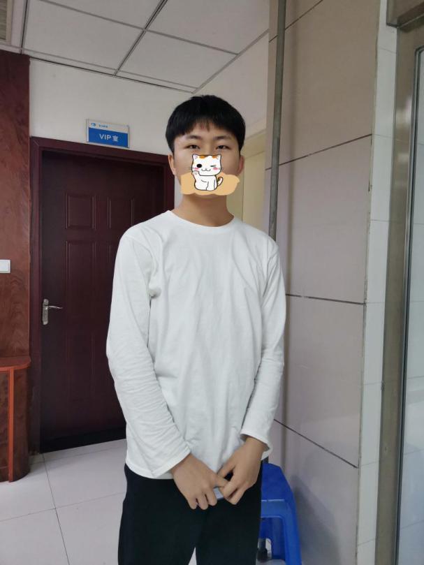 一家两代人同摘镜，齐对眼镜说“Bey,Bey”