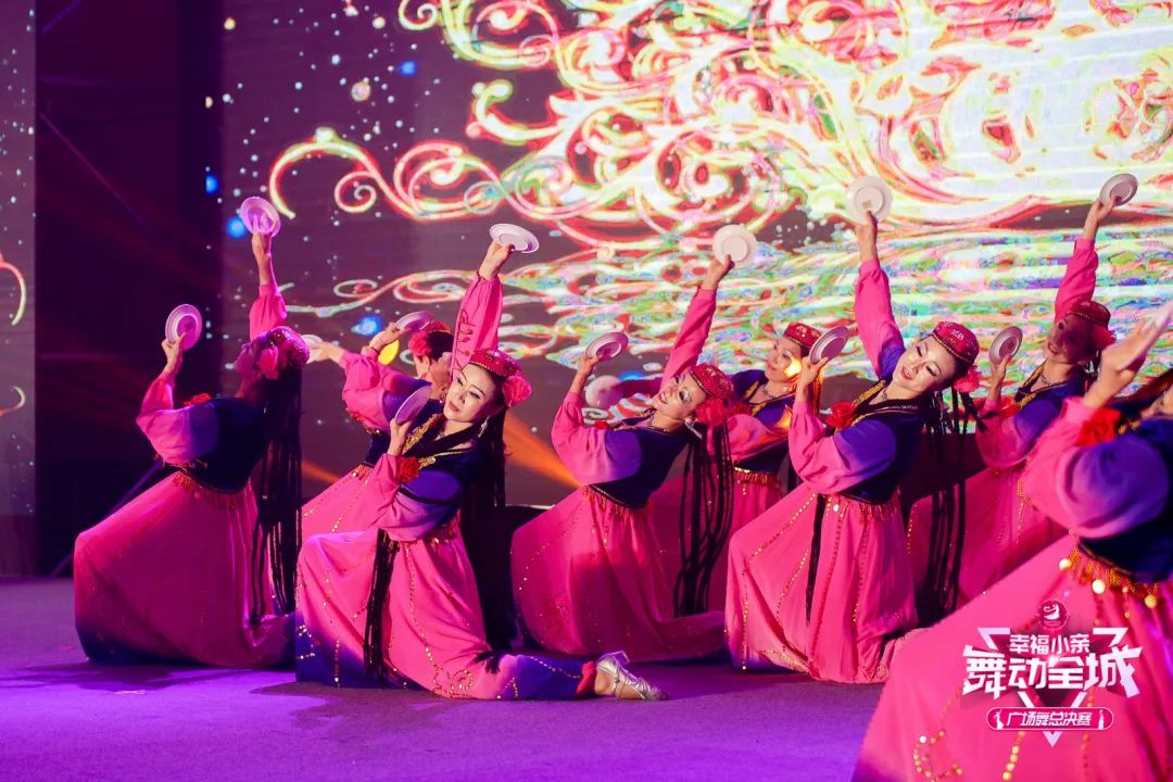 大妈们参加广场舞比赛,春晚广场舞比赛
