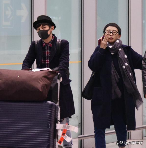 与何炅上演摸脸杀,何炅被人摸脸视频