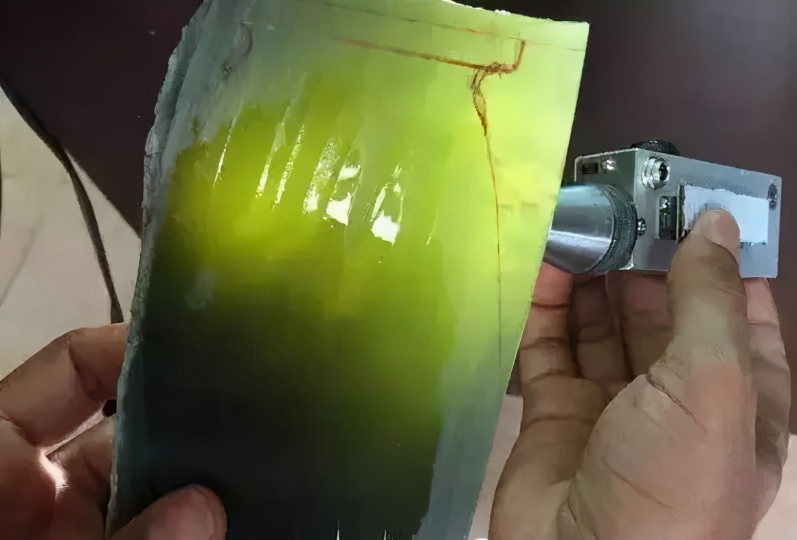 稀奇！亲戚从迪拜带回来的“翡翠”，放了几天，居然冒油了