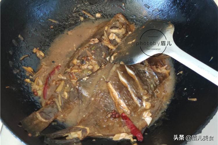 炖鱼不用煎小妙招,煎鱼怎么做不粘锅炖出来又好吃