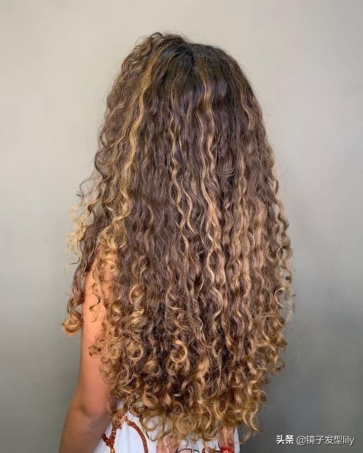 全头烫小卷好看吗40岁,今年流行的发尾烫小卷