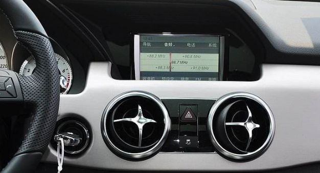 奔驰S换装特斯拉式中控大屏，车主说：更想要外国表！大屏太廉价