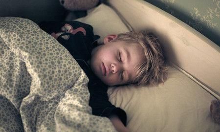 一岁宝宝深夜喝奶,一岁婴儿自己喝奶