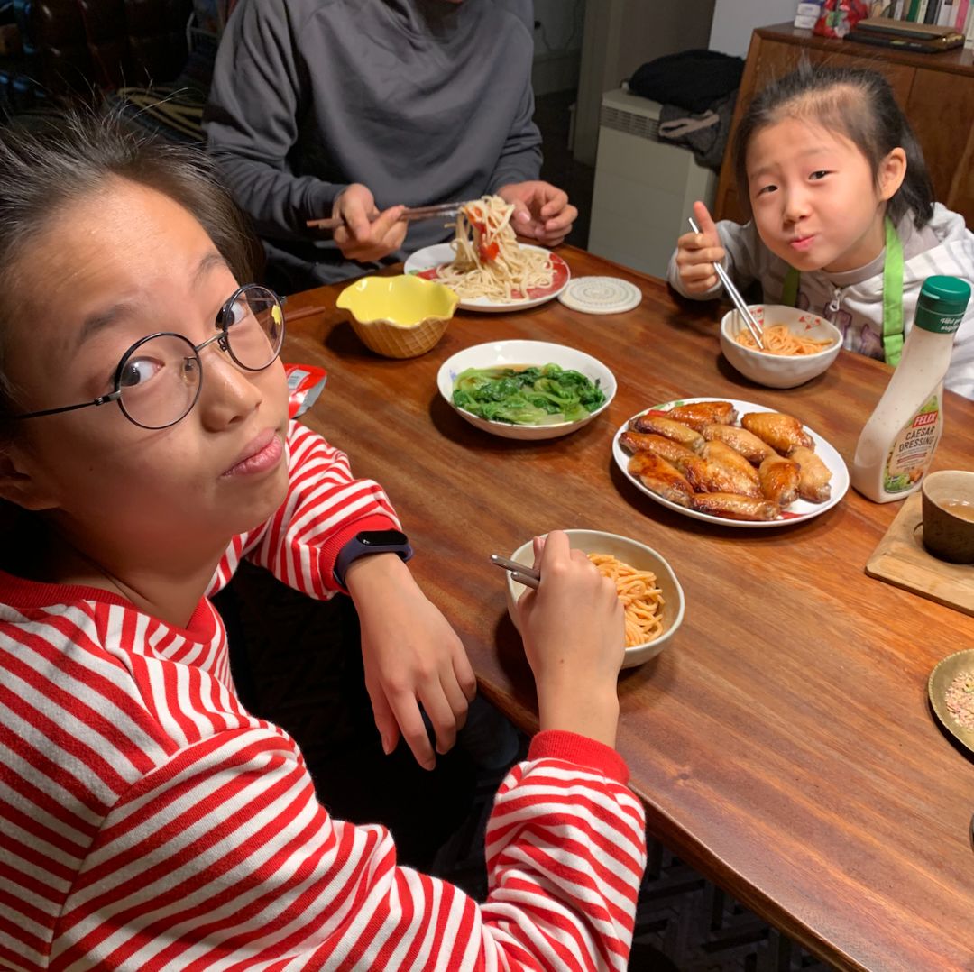 两个小孩给妈妈做大餐,两个女孩给爸妈做饭