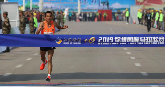 跑狐周记｜男子从*疆新**漂流到北冰洋英国壮汉拉1.8吨汽车跑马