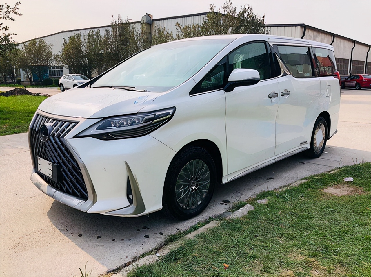 21款雷克萨斯LM300欧规台湾版白白