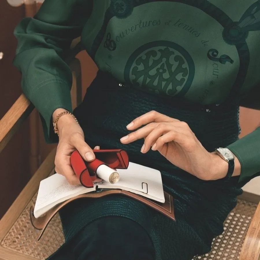 奢侈品下场battle卖口红，爱马仕、周仰杰，该买哪一支？