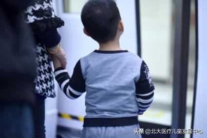 带自闭症的孩子出行的注意事项,自闭症孩子坐地铁不要钱吗