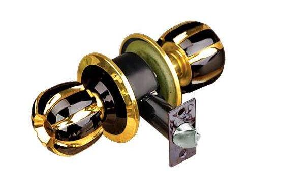 球形门锁怎么拆钉,球形门锁换成把手门锁