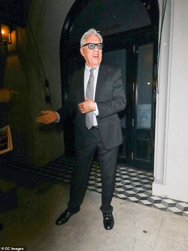 74岁导演与27岁大码女友手牵手外出似祖孙佩戴钻戒疑似已订婚