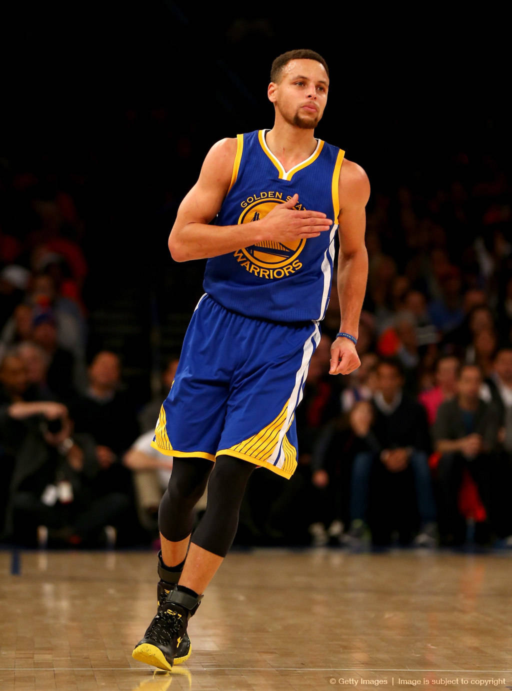 篮球球员的位置和分工,篮球场上球员站位